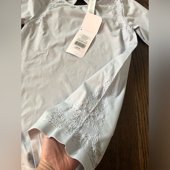 *NWT* Fabletics Women’s M Blue Elise Seamless Floral Keyhole Long-Sleeves Top - Picture 8 of 13